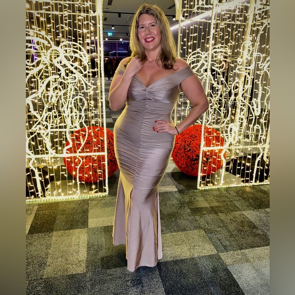 Gold gown size M ⭐️ - Picture 3 of 4